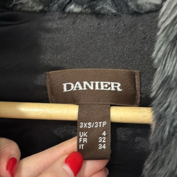 Danier Faux Fur & Leather Jacket w Removable Sleeves - Picture 9 of 10